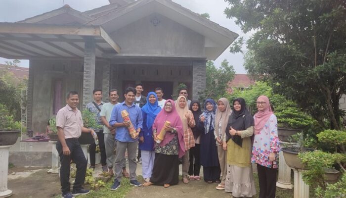 Tim PKM Unsam Beri Pelatihan Pengemasan Dan Penjualan Aglonema