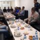 Kapolres Nagan Raya AKBP Rudi Saeful dalam coffee morning bersama Wartawan Nagan Raya di Warkop Jep Kupi Lueng Baro, Selasa (8 /8).(Waspada/Muji Burrahman)
