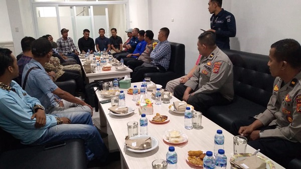 Kapolres Nagan Raya AKBP Rudi Saeful dalam coffee morning bersama Wartawan Nagan Raya di Warkop Jep Kupi Lueng Baro, Selasa (8 /8).(Waspada/Muji Burrahman)