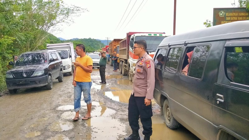 Jalan Tangse Rusak Parah, Warga Dan Sopir Tutup Akses Truk