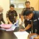 Tim gabungan Kejaksaan Negeri Lhokseumawe melakukan penggeledahan secara mendadak di Kantor DPKAD setempat, Jumat (11/8), terkait adanya indikasi korupsi Pajak Penerangan Jalan (PPJ) yang merugikan negara senilai Rp3,4 Miliar. Waspada/Zainuddin. Abdullah