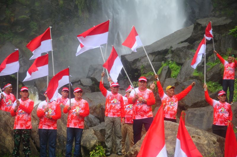 2 Bendera Sepanjang 50 Meter Dikibarkan Di Air Terjun Ponot