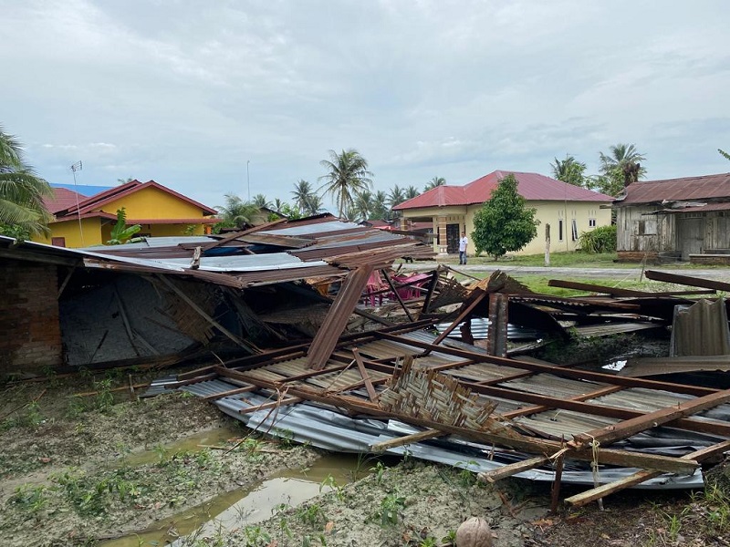 Puluhan Rumah Disapu Angin Puting Beliung Di Sergai Puluhan Rumah Disapu Angin Puting Beliung Di Sergai