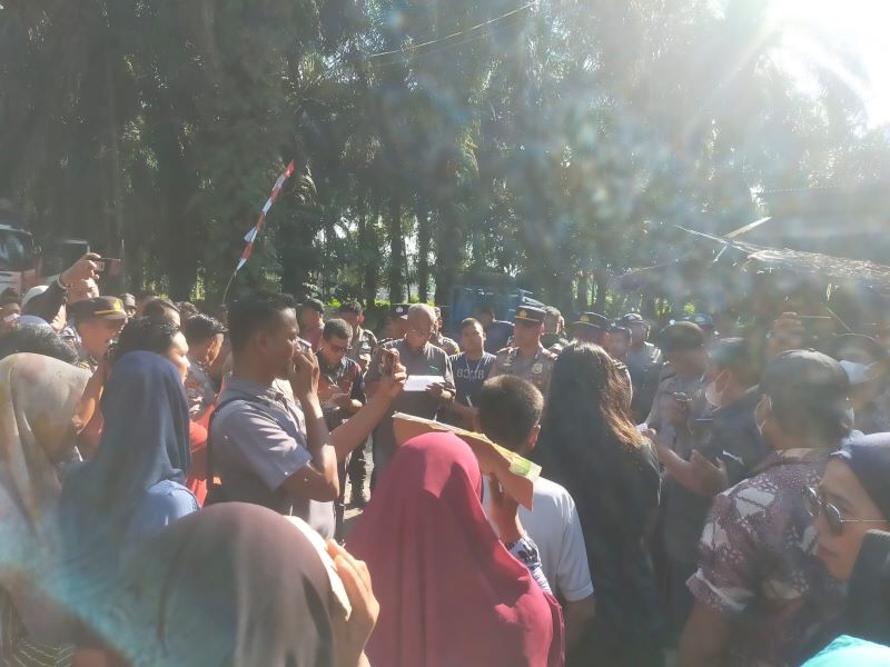 Tolak Pembakaran Tankos, Warga Geruduk Pabrik PT. MASJ Pulo Dogom Tolak Pembakaran Tankos, Warga Geruduk Pabrik PT. MASJ Pulo Dogom