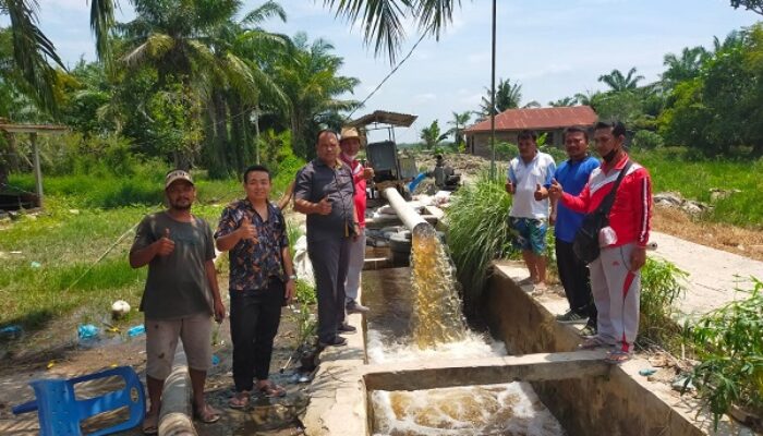 PT. IPS Bantu Tangani Kekeringan Sawah Masyarakat