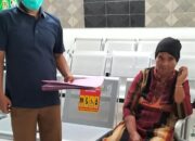 Supervisor Pusat Kesejahteraan Sosial (Puskesos), M. Indra Leo Hasibuan langsung mendampingi ODGJ, Singgar, janda berusia 57 tahun itu ke RS Muhammad Ildrem Kota Medan.(Waspada/Ist)