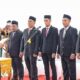 Pj Bupati Abdya Darmansah, melantik dan mengambil sumpah lima Komisioner KIP Abdya, di lobi kantor Bupati setempat. Selasa (8/8).Waspada/Syafrizal