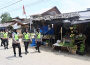 PATROLI: Polwan Polres Aceh Timur berpatroli di wilayah Pasar Tradisional Idi Rayeuk, Aceh Timur, Selasa (8/8). Waspada/Muhammad Ishak