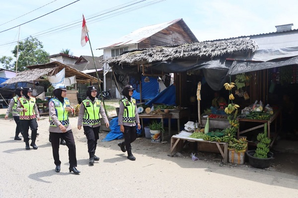 PATROLI: Polwan Polres Aceh Timur berpatroli di wilayah Pasar Tradisional Idi Rayeuk, Aceh Timur, Selasa (8/8). Waspada/Muhammad Ishak