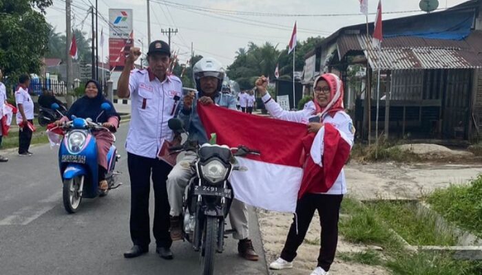Kesbangpol Dan FKDM Batubara Bagikan Bendera Merah Putih