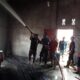 Personel BPBK Abdya, melakukan upaya pemadaman api di rumah milik M Ali Hasan, warga Desa Alue Peunawa, Kecamatan Babah Rot. Selasa (8/8).Waspada/Syafrizal