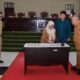 Wali Kota Susanti Dewayani menandatangani persetujuan bersama dengan DPRD Kota Pematangsiantar terkait Ranperda tentang pertanggungjawaban pelaksanaan APBD TA 2022 di gedung Harungguan DPRD, Jl. H. Adam Malik, Senin (31/7).(Waspada-Edoard Sinaga).