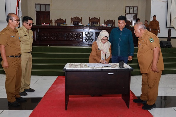 Wali Kota Susanti Dewayani menandatangani persetujuan bersama dengan DPRD Kota Pematangsiantar terkait Ranperda tentang pertanggungjawaban pelaksanaan APBD TA 2022 di gedung Harungguan DPRD, Jl. H. Adam Malik, Senin (31/7).(Waspada-Edoard Sinaga).