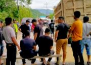 Jalan Tangse Rusak Parah, Warga Dan Sopir Tutup Akses Truk
