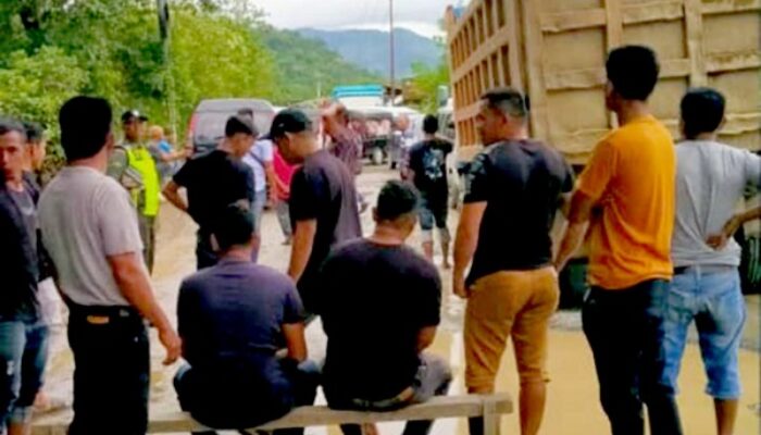 Jalan Tangse Rusak Parah, Warga Dan Sopir Tutup Akses Truk