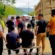 Warga Tangse, Kabupaten Pidie bersama sopir L-300 menutup akses jalan yang rusak untuk truk raksasa pengangkut material proyek waduk, Selasa (8/8). Waspada/IST