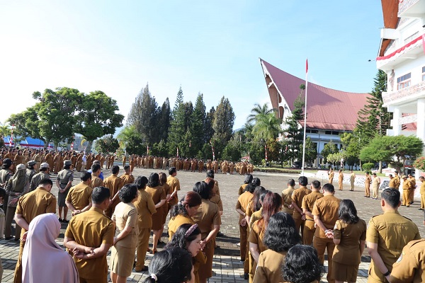 Bupati Toba, Poltak Sitorus saat memimpin Apel Gabungan Lingkungan Pemerintah Kabupaten Toba, Senin (7/8). Waspada/Ist