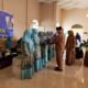 Asisten Administrasi Umum Setdakab Abdya Edi Darmawan, didampingi Kadisdikbud Guvizarni, saat menyerahkan SK penegerian enam TK kepada kepala TK masing-masing. Bertempat di lobi Disdikbud. Selasa (8/8).Waspada/Syafrizal