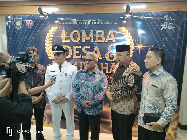Geusyik Gampong Mane Tunong, Kecamatan Muara Batu, Aceh Utara, Faisal, ST didampingi, Pj Bupati Aceh Utara, Dr Drs Mahyuzar, M.Si serta Camat Dewantara, Munawir dan Kepala BPMKS, Fakhruradhi memberikan kegerangan pers usai presentasi potensi desa di Kemendagri, Selasa (8/8). Waspada/Ist