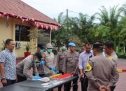 Personel Polres Aceh Barat melakukan tes urine yang dilaksanakan secara acak dan mendadak di Polres setempat, Selasa (8 /8).(Waspada/Muji Burrahman)