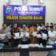 Kapolres Tanjungbalai AKBP Ahmad Yusuf Afandi bersama jajaran memperlihatkan barang bukti 15 kg sabu dan 10.000 butir pil ekstasi. Waspada/Rasudin Sihotang