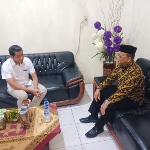 Ketua MAA Langsa Drs Mursyidin Budiman mengadakan diskusi serius dengan Kepala Cabang Bulog Langsa Muhammad Iqbal di ruang kerja Kepala Bulog. (Waspada/ Ibnu Sa'dan)