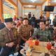 Anggota DPR-RI dari Fraksi Partai PKB, Haji Ruslan Daud atau HRD, didampingi Ketua DPC PKB Kota Langsa, Muhammaddar, M.Pem.I, Sekretaris PKB Kota Langsa, Dr Yusuf, Manager Center Kupi, Ikram Maulana, para pengurus, bacaleg PKB, saat ngopi bareng, di Center Kupi 3 Langsa, Selasa (8/8) sore. Waspada/Rapian.