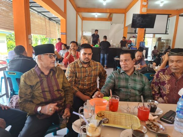 Anggota DPR-RI dari Fraksi Partai PKB, Haji Ruslan Daud atau HRD, didampingi Ketua DPC PKB Kota Langsa, Muhammaddar, M.Pem.I, Sekretaris PKB Kota Langsa, Dr Yusuf, Manager Center Kupi, Ikram Maulana, para pengurus, bacaleg PKB, saat ngopi bareng, di Center Kupi 3 Langsa, Selasa (8/8) sore. Waspada/Rapian.