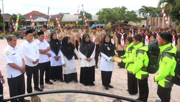 Kepala MAN 1 Padangsidimpuan Dra. Hj. Wasliah Lubis, S.Pd, MA memberikan uang saku kepada anggota Prmuka MAN 1 P.Sidimpuan yang akan mengikuti Raimuna Nasional XII Tahun 2023 di Bumi Perkemahan Cibubur, Jakarta Timur, Selasa (8/8). Waspada/ist.