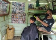 Tukang Pangkas Penyandang Disabilitas Bertekad Tamatkan Sekolah Anaknya