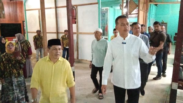 Wagubsu H. Musa Rajekshah akrab disapa Ijeck mengunjungi Kampoeng Kaos Madina di Jalan Lintas Timur Panyabungan, Madina. Waspada/Ist