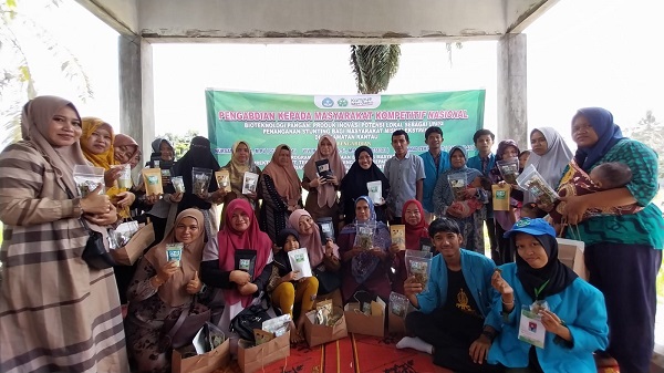 Tim PKM Universitas Samudra saat memberikan pelatihan bioteknologi pangan sebagai produk inovasi potensi lokal sebagai upaya penanganan stunting bagi masyarakat di Kecamatan Rantau, Aceh Tamiang, Rabu (9/8). Waspada/yusri
