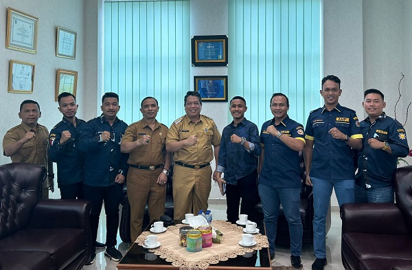 Pj Wali Kota Tebingtinggi, Drs Syarmadani, M.Si saat berfoto bersama rombongan DPD SATMA AMPI Kota Tebingtinggi yang beraudiensi. Waspada/Kristian Brahmana