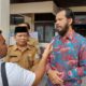 Asissten Pemeriksa Laporan Ombudsman RI Muammar didampingi Plh Asisten III Setdakab Aceh Singkil Edi Widodo, usai melakukan survey di Kantor Disdukcapil Aceh Singkil, Selasa (8/8). WASPADA/Ariefh.