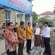 Sekda Abdya Salman Alfarisi ST, menyerahkan SK P3K kepada tenaga guru, di halaman kantor BKPSDM. Kamis (10/8).Waspada/Syafrizal