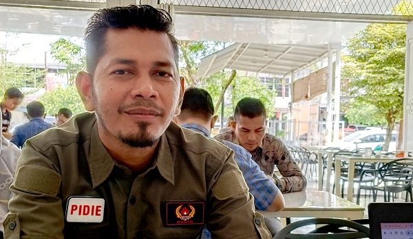 Ketua Komisi V DPRK Pidie Muhammad S.P.d.i, saat menerima Waspada di salah satu cafe, di Sigli, Kamis (10/8).Waspada/Muhammad Riza