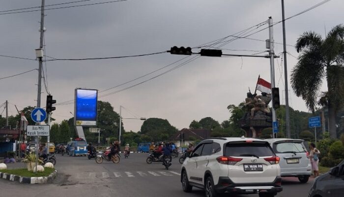 Traffic Light Tugu Binjai Rusak, Lalu Lintas Semrawut