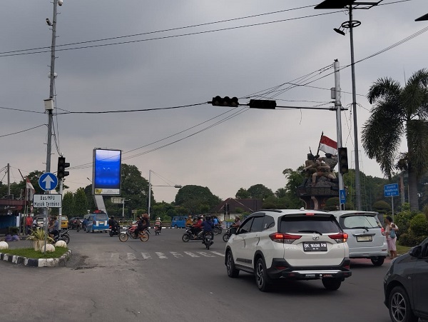 Lampu merah di persimpangan atau bundaran Tugu Kota Binjai beberapa hari terakhir mengalami kerusakan. (Waspada/Ria Hamdani)
