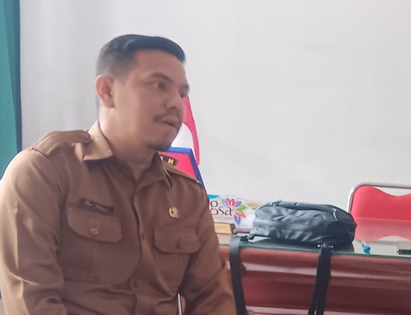 Camat Langsa Timur Heri Setiawan S.STP.MAP di ruang kerjanya. (Waspada/Ibnu Sa'dan)