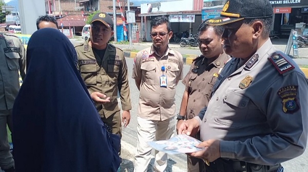 Tim gabungan Polres Madina bekerjasama dengan Pemkab Madina melakukan razia Gepeng di jalan protokol Panyabungan, Kab. Madina. Waspada/Ist