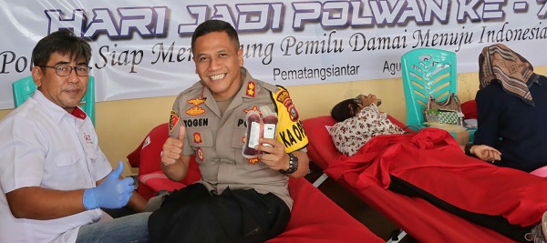 Kapolres Kota Pematangsiantar AKBP Yogen Heroes Baruno turut mendonorkan darahnya bersama Ketua Bhayangkari Cabang Polres dan lainnya dalam rangkaian menyambut HUT ke-75 Polwan di Mapolres, Jl. Jend. Sudirman, Rabu (9/8).(Waspada-Ist). 