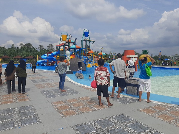Wahana permainan air Labersa Water Park Simalungun Fantasi mulai ramai dikunjungi warga saat hari pertama pembukaan, Kamis (10/8).(Waspada/Hasuna Damanik).