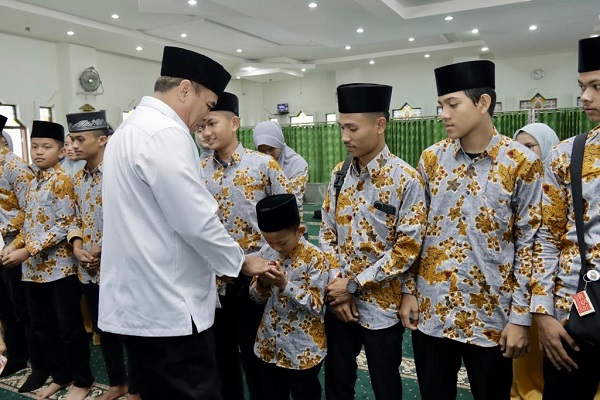 Bupati Madina HM Jafar Sukhairi Nasution melepas keberangkatan 32 orang kontingen nasyid Madina untuk mengikuti festival nasyid dan qasidah tingkat Provinsi Sumatera Utara. Waspada/Ist