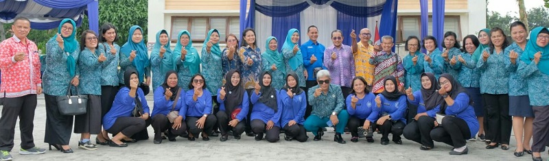 Tim Evaluasi TP PKK Provsu melakukan evaluasi terhadap nominator pelaksana tertib administrasi 2023 yakni Kel. Naga Pitu, Kec. Siantar Martoba, Kota Pematangsiantar dan berkesempatan pose bersama di kantor Lurah Naga Pitu, Jl. Rabaik Purba, Kamis (10/8).(Waspada-Ist).