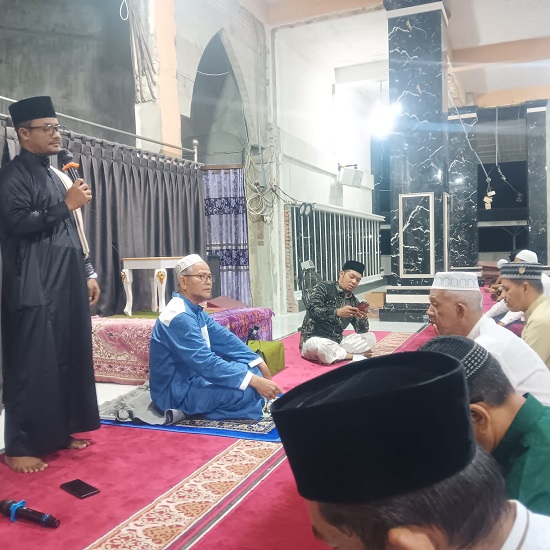 Tgk Rinal Syardiansyah saat menyampaikan tausiah pada safari subuh Pemerintah Kota Langsa. (Waspada/Ibnu Sa'dan)