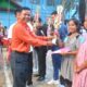 Rektor UM Tapsel Muhammad Darwis M.Pd menyerahkan hadiah dan piala kepada salah satu pemenang UM Tapsel Championship 2023, Rabu (9/8). Waspada/ist.