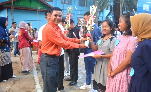 Rektor UM Tapsel Muhammad Darwis M.Pd menyerahkan hadiah dan piala kepada salah satu pemenang UM Tapsel Championship 2023, Rabu (9/8). Waspada/ist.