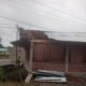 Kondisi rumah warga Abdya yang rusak, akibat dihantam angin pada Senin malam (31/7) lalu. Foto direkam Selasa (1/8).Waspada/Ist