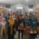 Plt. Kepala Perwakilan BKKBN Aceh Husni Thamrin foto bersama para ibu kader Posyandu terkait percepatan penurunan stunting di Kabupaten Gayo Lues, Kamis (10/08/23). (Waspada/Ist)