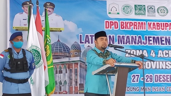 Ketua Umum DPW BKPRMI Aceh, Dr Mulia Rahman MA, mengisi materi Latihan Manajemen Dakwah (LMD) Level 1 di Idi, Aceh Timur, belum lama ini. Waspada/H. Muhammad Ishak